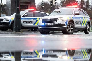 Gymnazisté v Rokycanech přišli na školní akci v maskách Ku-klux-klanu. Ředitel podal na ně i sebe trestní oznámení - Novinky